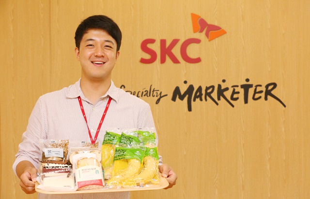 SKC 구성원이 SKC 친환경 생분해 필름을 포장재로 사용한 스타벅스 제품을 소개하고 있다/SKC 제공