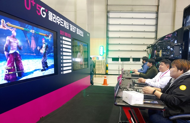 U+5G 클라우드 게임 '철권7' 챔피언십에서 관람객들이 대전을 벌이고 있다/LG유플러스 제공