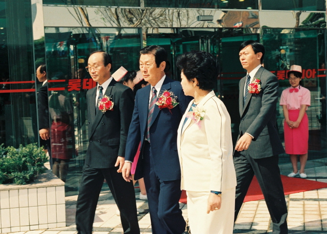 1991년 5월4일 롯데백화점 영등포점 개점 기념식에 참석한 신격호 명예회장 내외와 신동빈회장. /롯데지주 제공