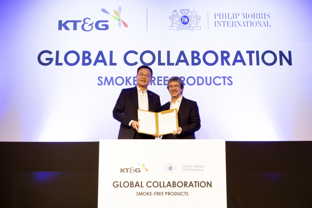 백복인 KT&G 사장(왼쪽)과 안드레 칼란조풀로스 PMI 최고경영자가 29일 오전 서울 광화문 포시즌스 호텔에서 '릴(lil)'의 글로벌 판매 계약을 맺고 기념사진을 찍고 있다./KT&G 제공