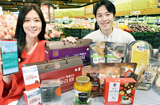 5일 홈플러스 강서점에서 모델들이 '부모님 대신 장보기' 기획전을 알리고 있다./홈플러스 제공