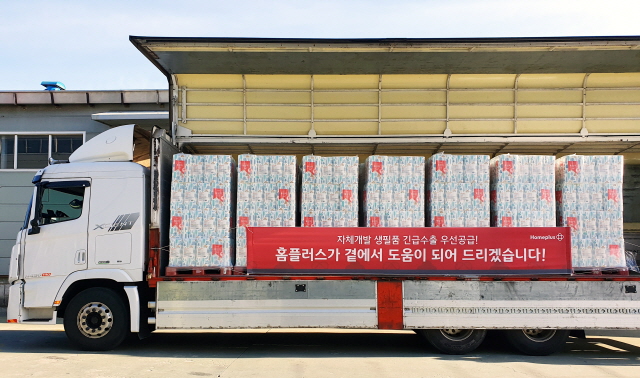 싱가포르에 수출할 화장지와 미용티슈를 실은 홈플러스 트럭이 부산항 선적을 위해 출발하고 있다./홈플러스 제공
