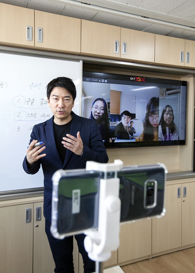 신풍초등학교 교사와 학생들이 ‘서로’ 가상교실을 시연 하는 모습/SK텔레콤 제공