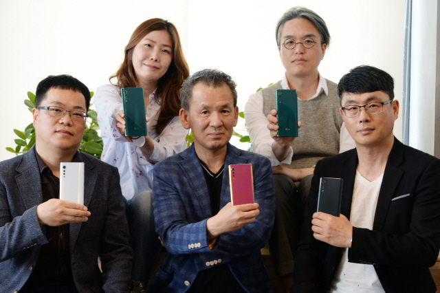 왼쪽상단부터 LG 벨벳 디자인에 참여한 최보라 책임연구원, 유승훈 책임연구원, 도기훈 책임연구원, 김영호 전문위원, 김문영 책임연구원. /LG전자 제공