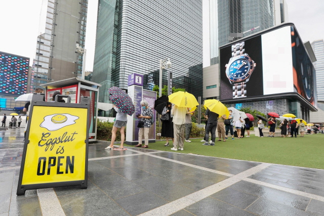 10일 삼성역 코엑스몰 밀레니엄 광장에 문을 연 에그슬럿(Eggslut) 국내 1호점에 고객들이 입장을 기다리며 줄을 서 있다./SPC그룹 제공