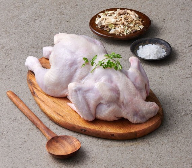 롯데마트가 초복을 맞아 선보인 '동물복지인증 닭고기' 이미지/롯데마트 제공