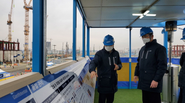 이재용 삼성전자 부회장이 평택 3공장 건설현장을 점검하고 있다. /삼성전자 제공