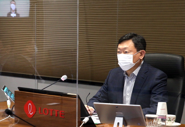신동빈 롯데 회장이 13일 화상회의 방식으로 진행된 '2021 상반기 롯데 VCM'에 참여하고 있다. /롯데지주 제공