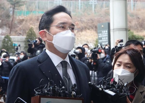 이재용 삼성전자 부회장이 18일 오후 서울 서초구 서울고등법원에서 열린 국정농단 사건 파기환송심 선고 공판에 출석했다. /조선DB