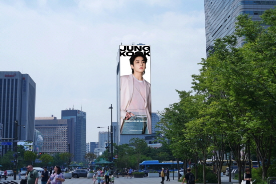 ‘JungKook Welcome Back’ 광화문 광장을 물들이다.. BTS 정국 영상 눈길