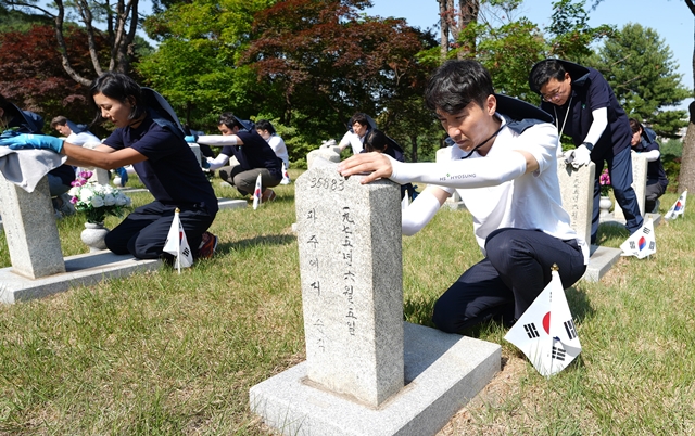 HS효성, 호국보훈의 달 맞아 현충탑 참배 및 묘역 정화활동 펼쳐