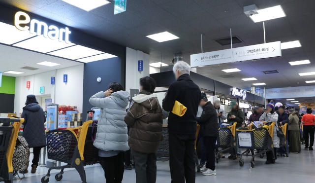 880원 삼겹살에 오픈런...이마트 '고래잇 페스타' 할인에 '들썩'