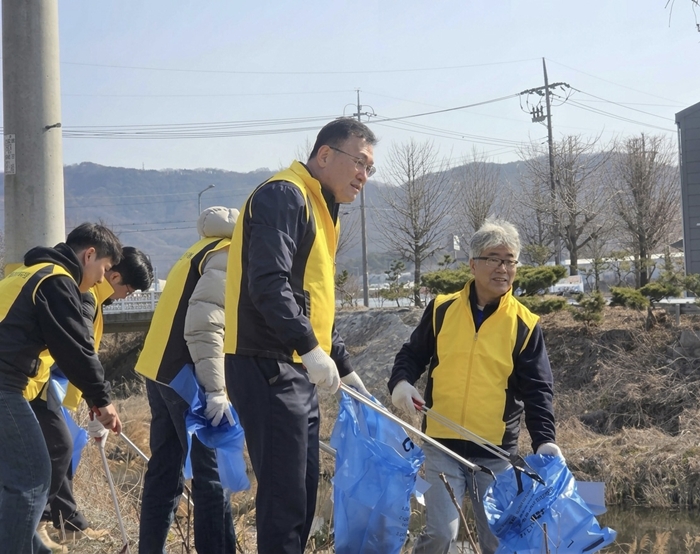 오비맥주 청주공장, ‘세계 물의 날’ 맞아 외천천 환경 정화