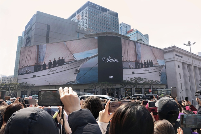“서울 하늘에 BTS가 뜬다” 신세계百, 본점 신세계스퀘어서 방탄소년단 컴백 기념 미디어아트 공개