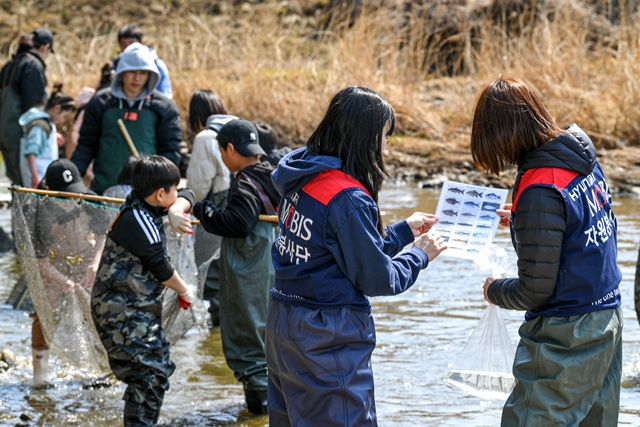 현대모비스 임직원 가족, 진천 미호강서 환경정화활동 진행