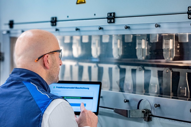 BMW, 배터리 생산도 ‘AI로 예측’…시간·비용 절반 줄인다