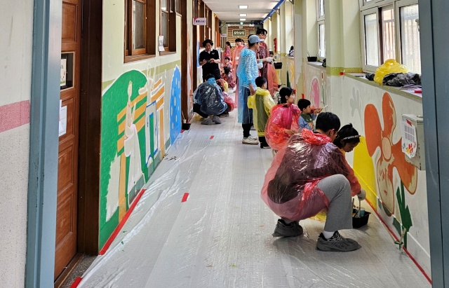 한국앤컴퍼니, 가족과 함께 벽화 봉사…지역사회 ‘온기’ 더한다