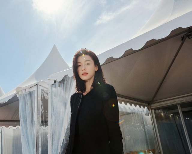 청바지에 흰 티 입었을 뿐인데…전지현 하는 전지현 